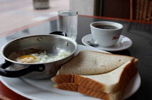 Adultos mayores que no toman desayuno tienen menos calidad de vida