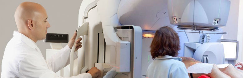 Tecnólogos médicos defienden su labor en los tratamientos del cáncer