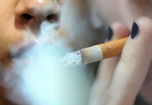 Tabaco: prohibición de aditivos y empaque genérico entrampan proyecto en el Congreso