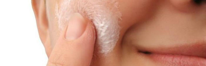 Advierten posibles reacciones alérgicas graves por uso de productos para el acné y la caspa