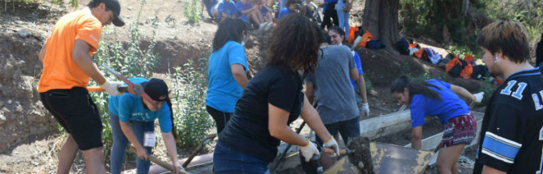 Cerca de 400 estudiantes USS limpian Parque Metropolitano de Santiago