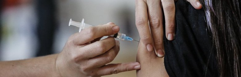 OMS no recomienda combinar vacunas para reforzar protección