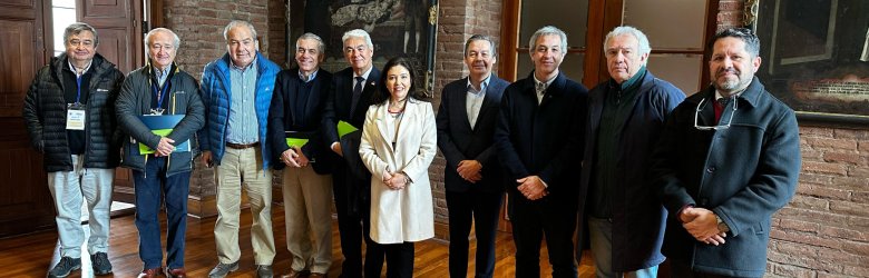 Decano de Medicina, Carlos Pérez, participa en instancia convocada por Arzobispo de Santiago para mejorar la gestión en salud